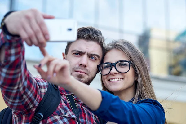 Coppia felice di turisti che si fanno selfie nello showplace della città. Uomo e donna che fanno foto sullo sfondo della città — Foto Stock