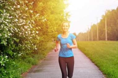 Yaz parkında çalışan kadın atletik spotsman eğitimi. Çıkışlı