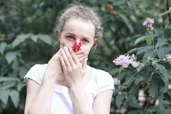 Alergii. Kobieta wyciska nos ręką, tak aby nie kichania — Zdjęcie stockowe