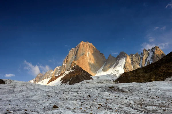 Montañas y glaciares. nevado paisaje pico y pasar. vista exterior — Foto de Stock