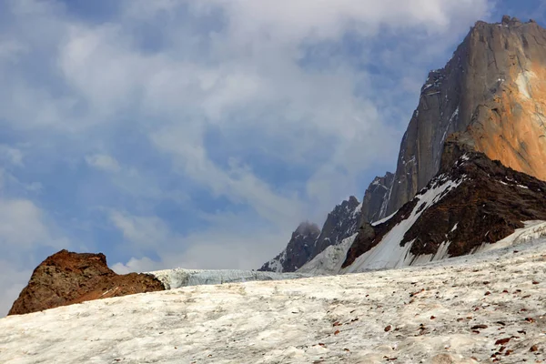 Montañas y glaciares. nevado paisaje pico y pasar. vista exterior — Foto de Stock