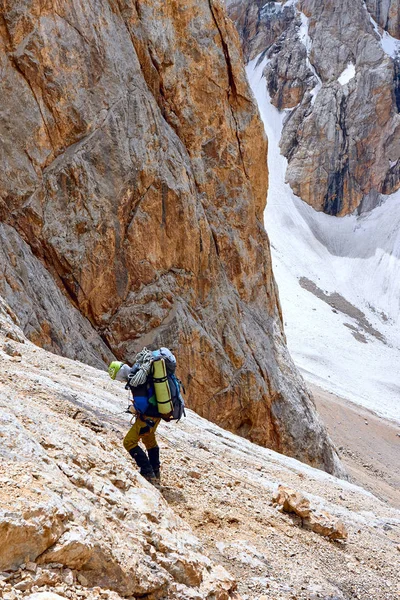 Ορειβάτης με εξοπλισμό στις πλαγιές σκαρφαλώνει σε σχοινιά — Φωτογραφία Αρχείου