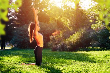Yoga. Genç kadın yoga veya dans ya da na germe pratik