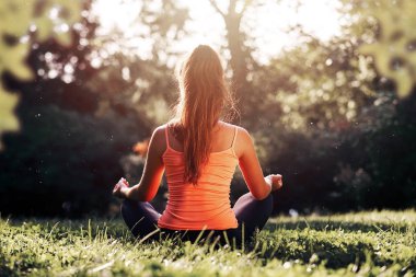 Yoga. Genç kadın yoga veya dans ya da na germe pratik