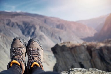 Feet Hiker açık hava manzarasının keyfini rahatlatıcı. Seyahat Lifestyle kavramı macera tatil açık.
