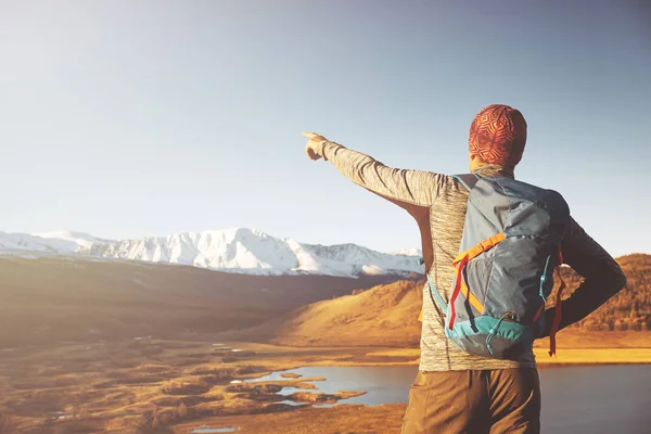 Caminante con mochila de pie en la cima de una montaña con las manos levantadas — Foto de Stock