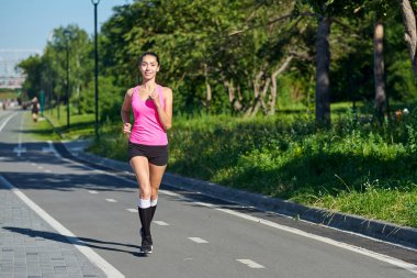 Eğitim oturumu sırasında yarış pistinde Çalışan Kadın. Atletizm yarış pistinde pratik yapan kadın koşucu.