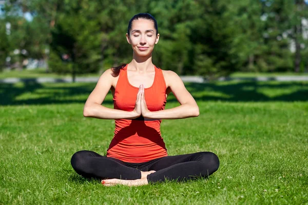 Yoga. Genç kadın doğada bir parkta yoga meditasyon uyguluyor. L — Stok fotoğraf