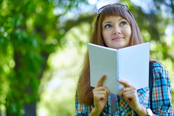 Piękna młoda kobieta studentka czytania książki w parku Zielona letnia — Zdjęcie stockowe