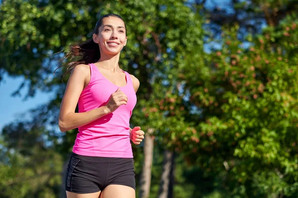 Koşan kadın. Parkta Antrenman yaparken Koşan Kadın Koşucu. Formda bir kız. Spor mankeni dışarıda. Kilo Kaybı.