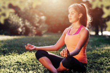 Yoga. karışık ırk kadın yoga veya dans veya germe pratik 