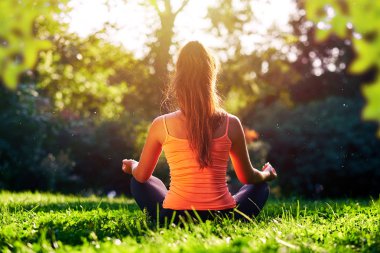 Yoga. Genç kadın yoga veya dans ya da na germe pratik