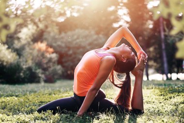 Yoga. karışık ırk kadın yoga veya dans veya germe pratik 