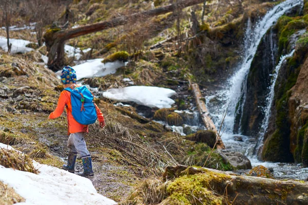 Randonnée pédestre petit enfant avec sac à dos en randonnée va près de la cascade — Photo