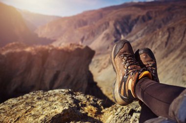 Feet Hiker açık hava manzarasının keyfini rahatlatıcı. Seyahat Lifestyle kavramı macera tatil açık.