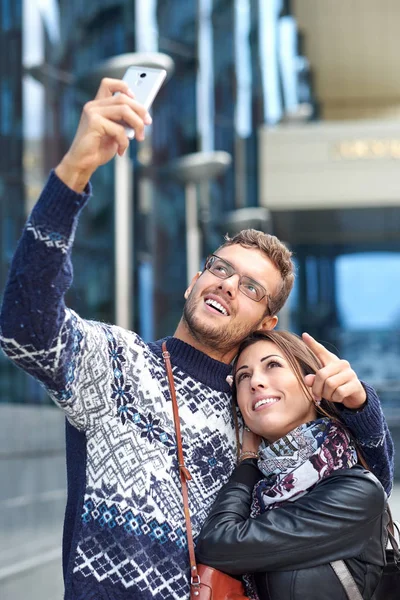 Amor feliz pareja de turistas tomando fotos en excursión o tour por la ciudad. Viajar juntos — Foto de Stock