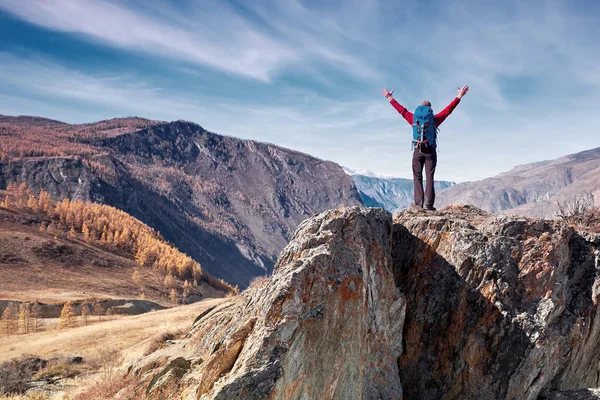 Hombre con mochila senderismo en las montañas. Viajes Estilo de vida éxito concepto aventura activo vacaciones al aire libre montañismo deporte — Foto de Stock