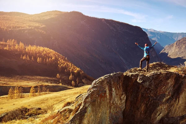Mujer excursionista con mochila en roca de una montaña y disfrutando del amanecer. Viajes Estilo de vida éxito concepto aventura activo vacaciones al aire libre montañismo deporte — Foto de Stock