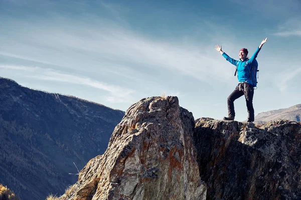 Mujer excursionista con mochila en roca de una montaña y disfrutando del amanecer. Viajes Estilo de vida éxito concepto aventura activo vacaciones al aire libre montañismo deporte — Foto de Stock