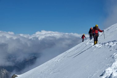 Bir kar-c üstüne dağcılar veya alpinistler demet tırmanıyor
