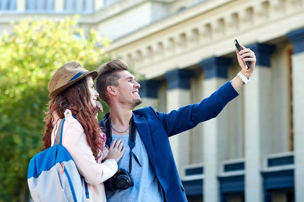 Feliz amor pareja de turistas tomando selfie en la ciudad vieja — Foto de Stock