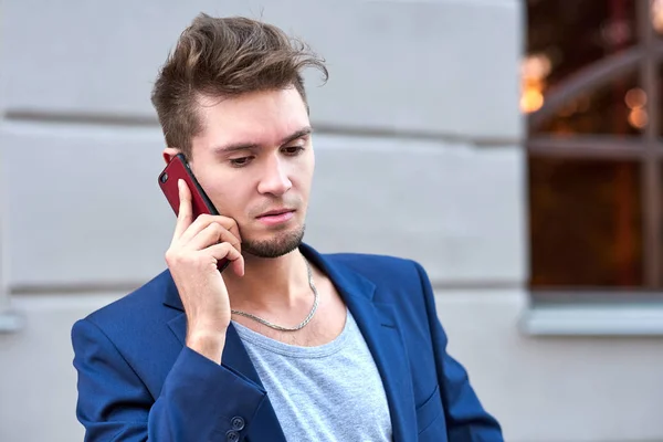 Un uomo d'affari che parla al telefono. Conversazione di successo con un partner o un cliente, buon affare — Foto Stock