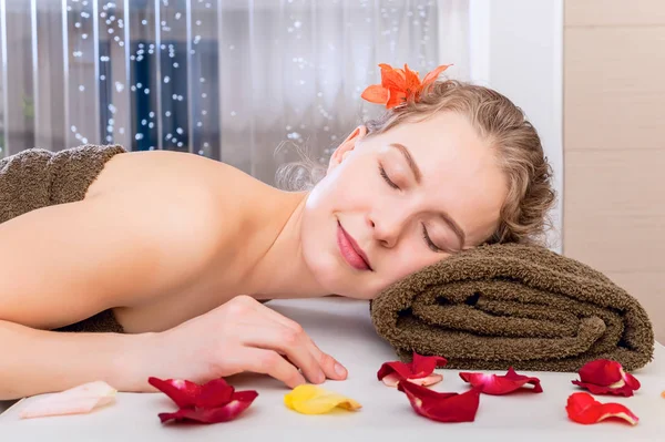 Giovane felice bella ragazza nel salone termale rilassante su un massaggio ta — Foto Stock