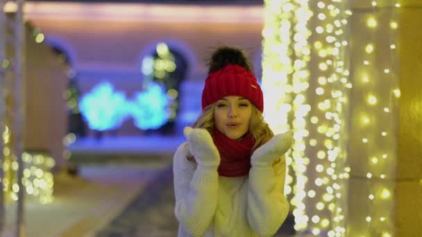 Mujer Enviando Beso Aire Con Navidad Festiva Feria Año Nuevo — Vídeo de stock