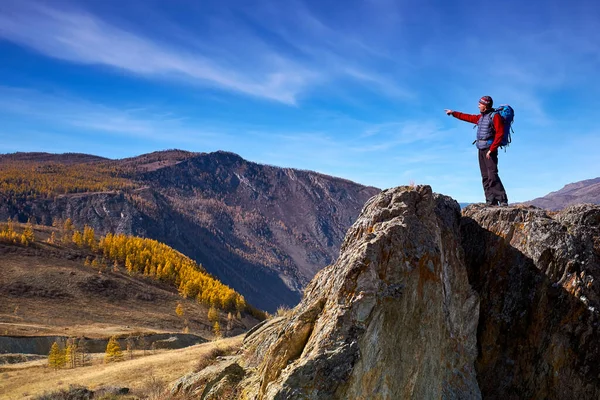 Hombre Viajando Con Mochila Senderismo Las Montañas Viajes Estilo Vida — Foto de Stock