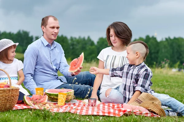 Famiglia Felice Mangiare Anguria Picnic Picnic Nel Prato Nel Parco — Foto Stock