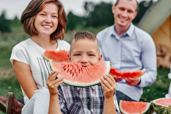 Famiglia Felice Mangiare Anguria Picnic Nel Prato Vicino Alla Tenda — Foto Stock