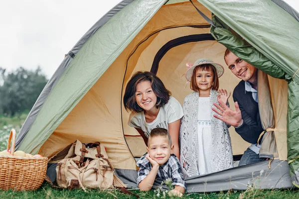 Aile Iki Çocuk Kamp Çadırında Mutlu Anne Baba Oğul Kız — Stok fotoğraf