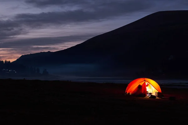 Tente Brillante Sous Ciel Nocturne Plein Étoiles — Photo
