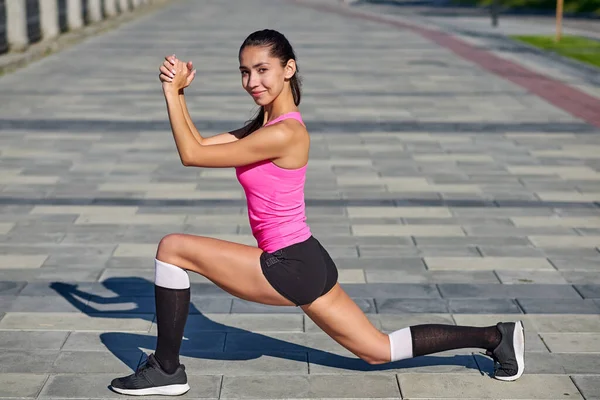 Fitness Jovem Mulher Alongando Livre — Fotografia de Stock