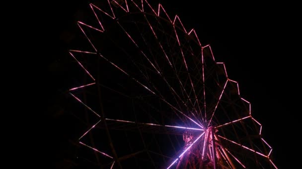 Roda gigante iluminada à noite. Luzes de carrossel no parque — Vídeo de Stock