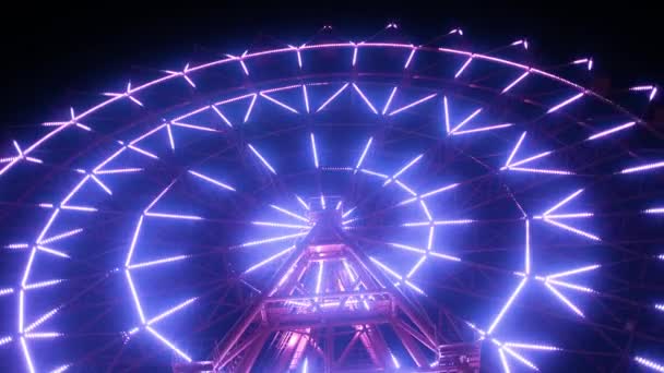Roda gigante iluminada à noite. Luzes de carrossel no parque — Vídeo de Stock