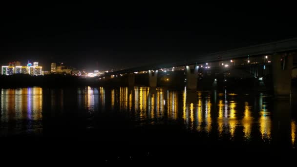 Новосибирская набережная и мост метро, ночное освещение города — стоковое видео
