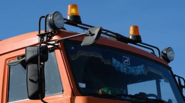 RUSSIA, Novosibirsk - 30 Mayıs 2020: Turuncu kamyonda acil durum ışıkları