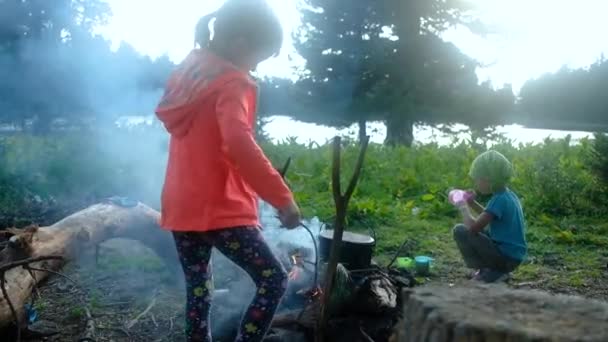 Маленькие дети вместе вокруг костра — стоковое видео