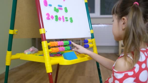 Κορίτσι παιδί χρησιμοποιώντας άβακα για να μάθουν αριθμούς και λογαριασμό στο σπίτι — Αρχείο Βίντεο