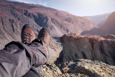 Dağlardaki bir kampta gözcülük yapıyor.