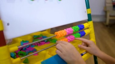 Çocuklar evde sayıları ve hesapları öğrenmek için abaküs kullanıyor.