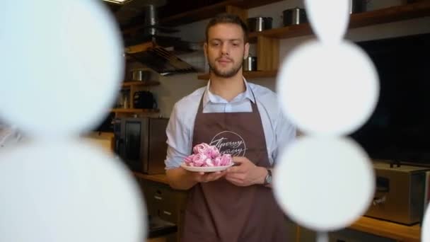 Mann Bäcker oder Konditor mit Marshmallow-Dessert in Bäckerei — Stockvideo