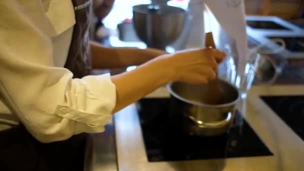 Frau schlägt mit Mixer. Dessert zubereiten in der modernen Küche — Stockvideo