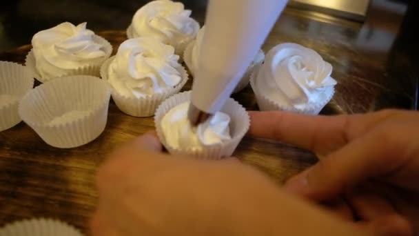 Διακόσμηση με τσάντα ζαχαροπλαστικής με κρέμα. παρασκευάζοντας ζαχαρωτά ή μαρέγκες — Αρχείο Βίντεο