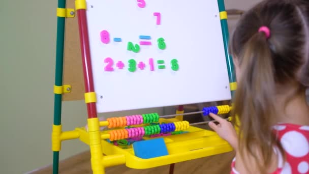 Mädchen mit Abakus lernen zu Hause Zahlen und Konten — Stockvideo
