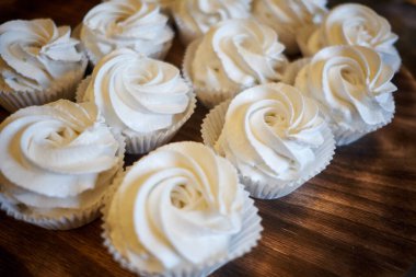 Tahta masadaki pastanede krema, marşmelov ya da kek hazırlıyorum.