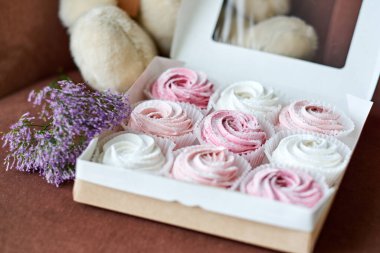 Lezzetli kekler, kremalar ya da marşmelovlar hediye kutusunda yakın plan..