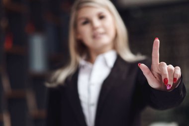 Havada yüzen başlangıç sunumu tutan kadın. Havaya parmak basıyorum. Not için yer