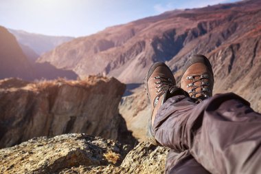 Dağlardaki bir kampta gözcülük yapıyor.